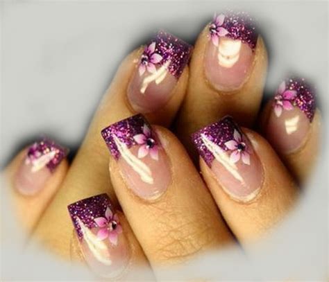 Nail art en u&241;as cortas con fondo neutro y puntos de purpurina. . Uas de gel naturales decoradas